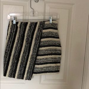 Cute stylish skirt. Off white/black